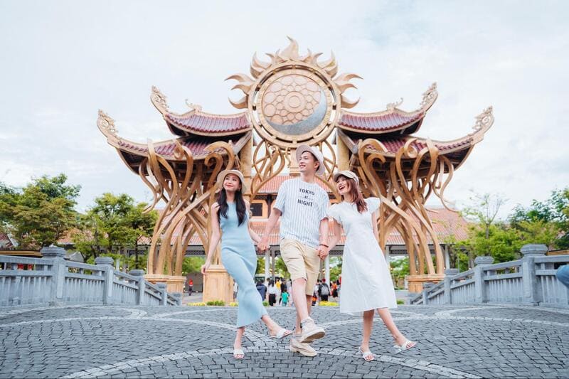 Cổng Thời Gian nằm ngay khu vực dưới chân núi Bà Nà