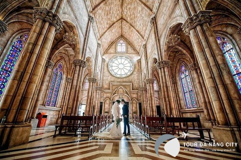 Kiến trúc Gothic đậm chất Pháp bên trong thánh đường