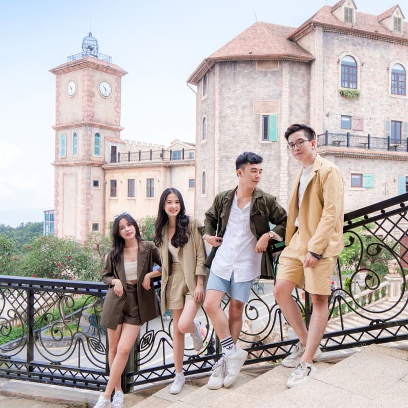 Các trang phục màu sáng, tối giản giúp tổng thể bức ảnh nhóm trông hài hòa với nét kiến trúc Pháp tại ngôi làng