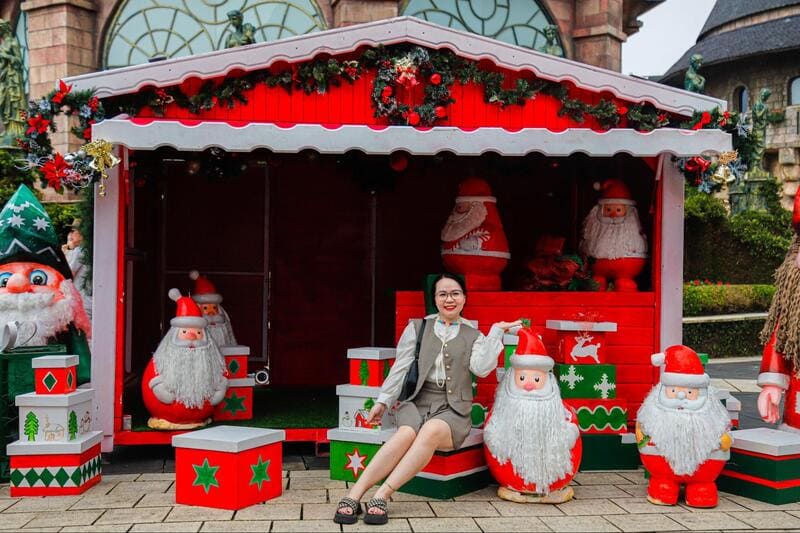 Quảng trường Noel gây thích thú với vô vàng tiểu cảnh sống ảo đẹp mắt và rực rỡ