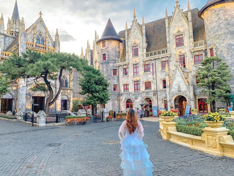 Khung cảnh đẹp như tranh vẽ phía trước khách sạn Mercure