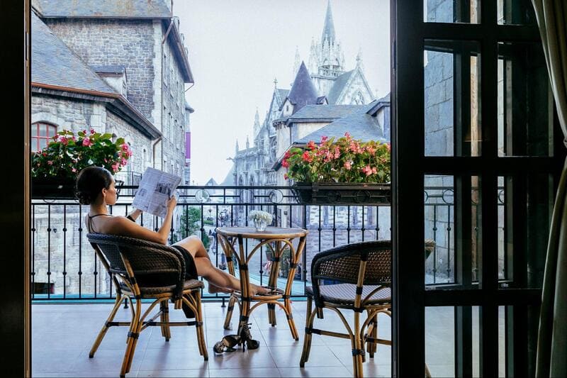 Ban công khách sạn Mercure là nơi cho ra đời những tấm ảnh sống ảo đậm chất "trời Âu"