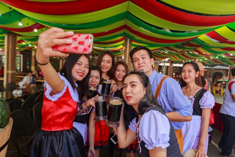 Du khách check-in cùng những ly bia đen trứ danh tại Beer Plaza