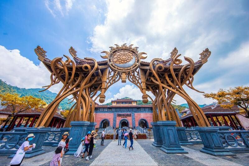 Cổng Thời Gian luôn thu hút đông đảo du khách đến check-in