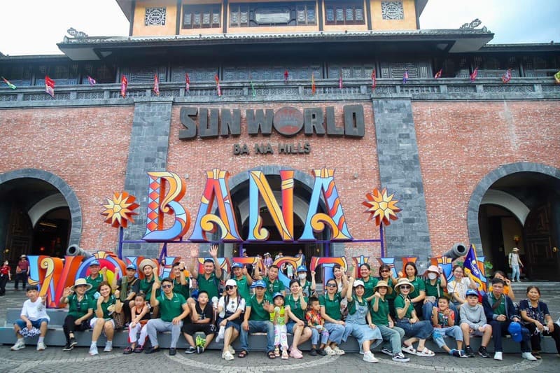 Các gia đình yêu thích check-in tại cổng chào Sun World khi vừa đặt chân đến Bà Nà