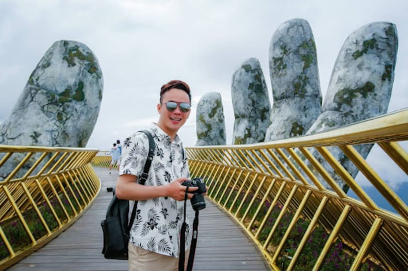 Trang phục với họa tiết đơn giản, sáng màu cực kỳ phù hợp khi chụp ảnh tại Cầu Vàng