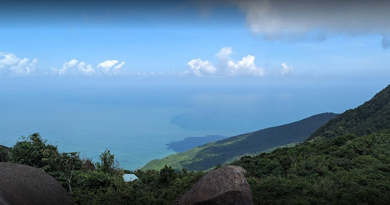 Núi Sơn Trà và biển Tiên Sa nhìn từ đỉnh bàn cờ