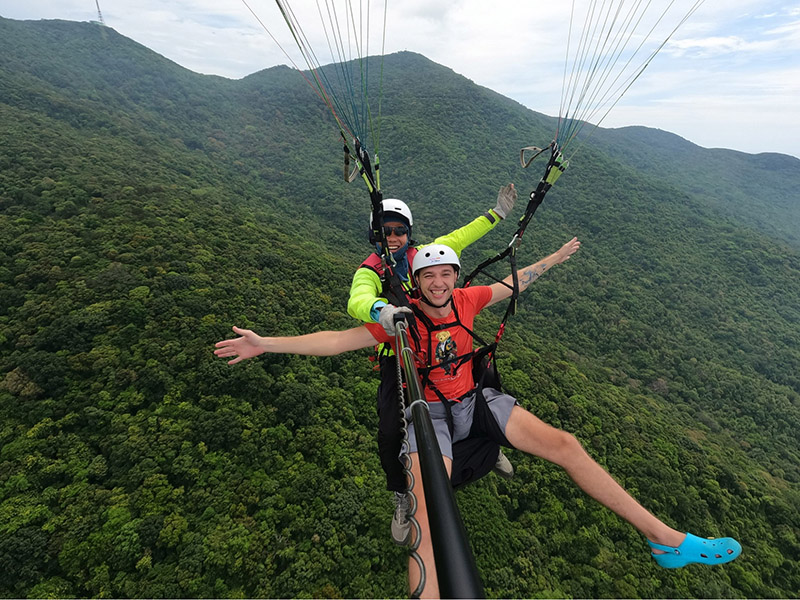 Bay dù lượn trên bán đảo Sơn Trà