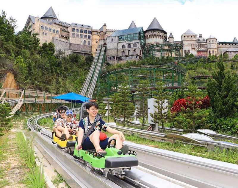 Tàu lượn ở Ba Na Hills phù hợp với đa dạng người chơi