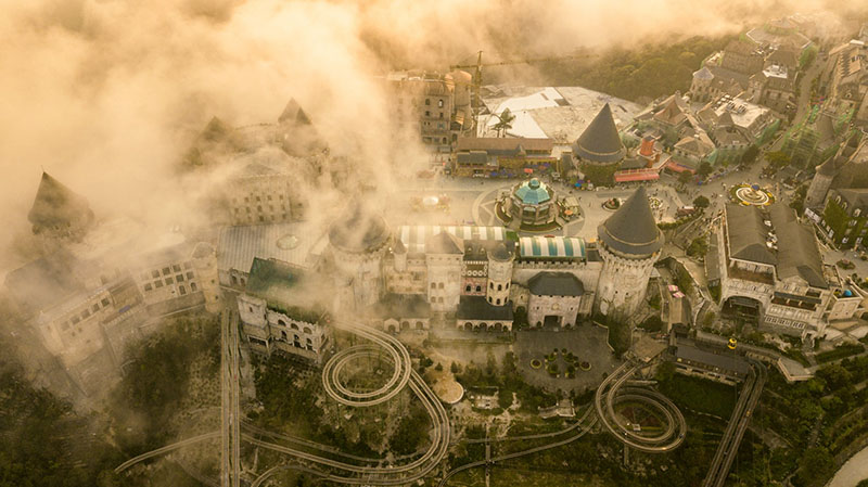 Ngắm nhìn kiến trúc khi đi tàu lượn ở Ba Na Hills