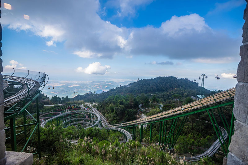 Tuyến đường trượt vòng xoắn kép của tàu lượn ở Ba Na Hills