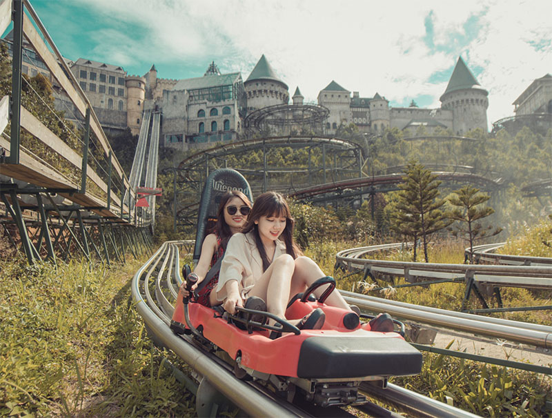 Lưu lại kỷ niệm khi chơi tàu lượn ở Ba Na Hills
