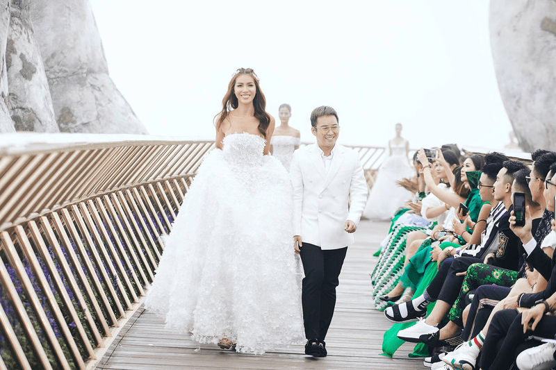 11 Nang May Minh Tu Catwalk Tren Cau Vang