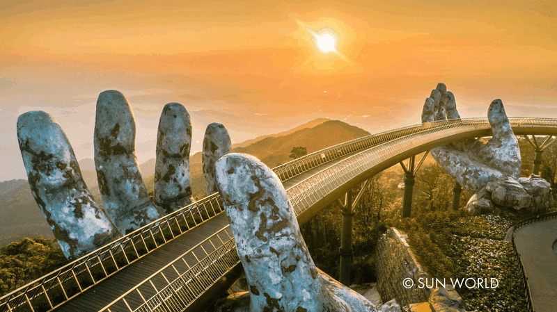 7 Cau Vang La Mot Trong Nhung Diem Ngam Hoang Hon Dep Nhat O Sun World Ba Na Hills