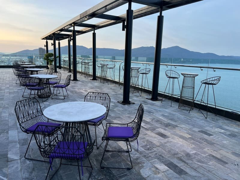 116 Khong Gian Ngoai Troi Cua Rooftop Bar