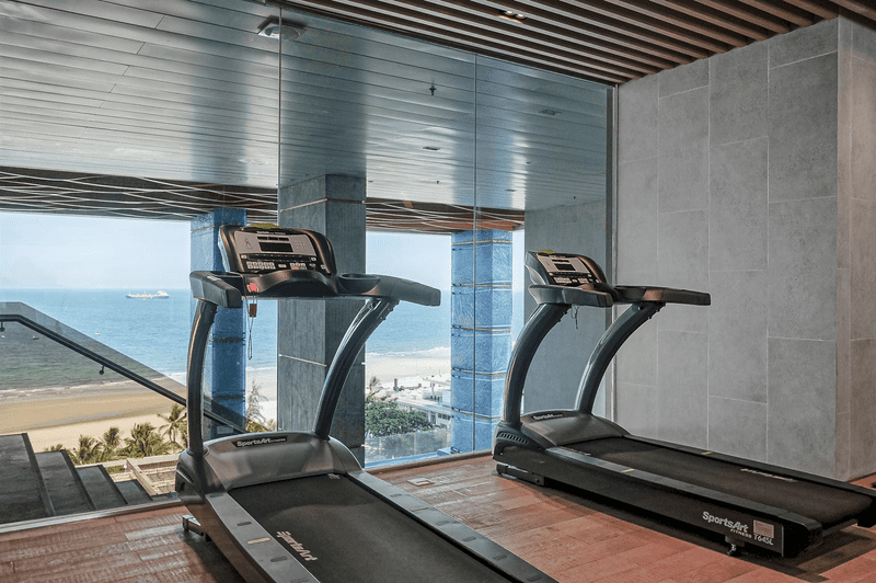 128 Phong Gym Day Du Trang Thiet Bi Voi Tam Nhin Huong Bien Thoang Dang
