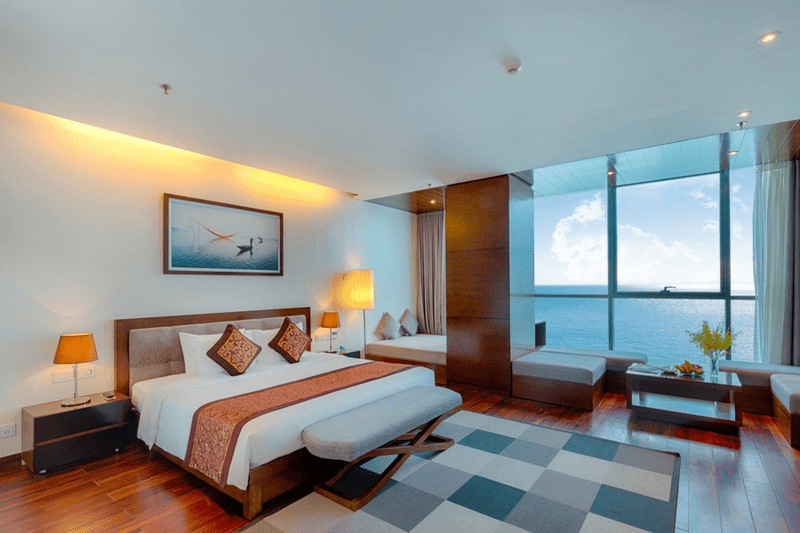 131 Khong Gian Phong Ngu Ket Hop Giua Hien Dai Va Co Dien Tai Grand Tourane Hotel Danang