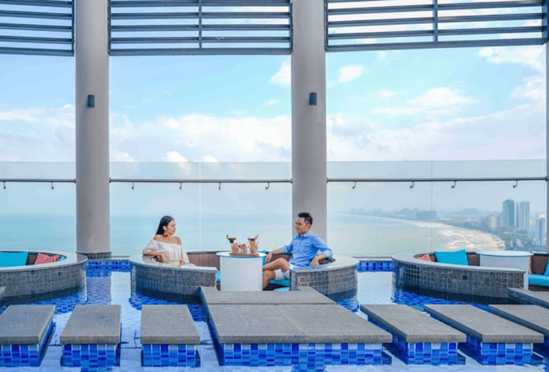 48 Kien Truc Ban Ghe Doc Dao Cua Horizon Rooftop Bar