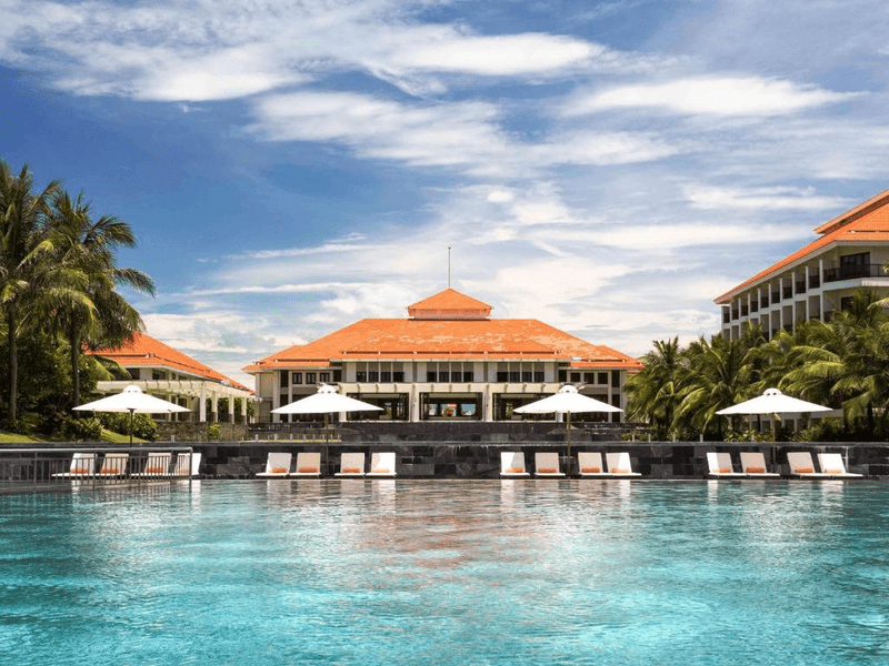 72 Kien Truc Noi Bat Voi Mai Gach Nung Do Cua Pullman Danang Beach Resort