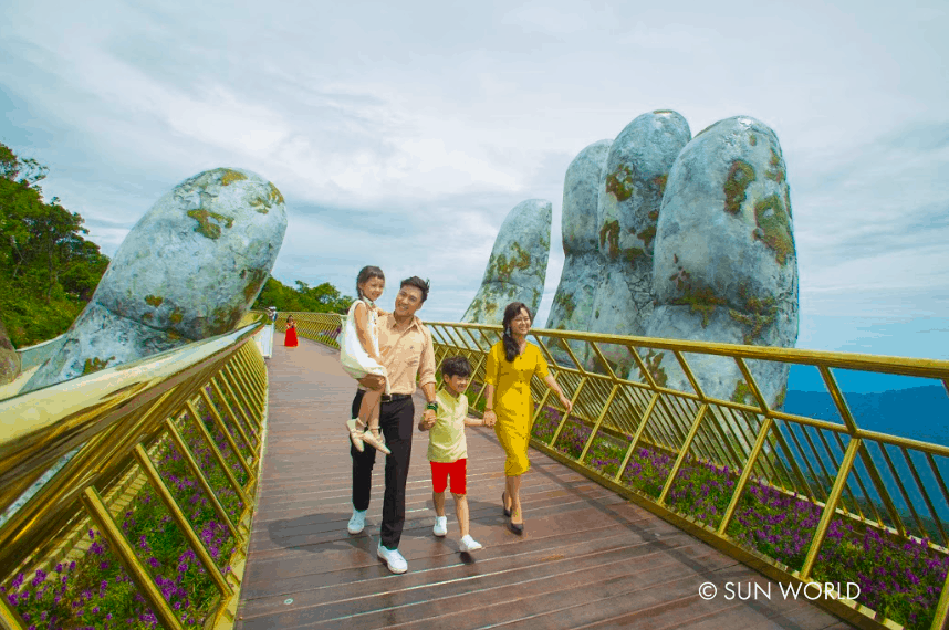 Cầu Vàng được làm từ thép tấm sơn nhũ vàng sáng bóng, 2 bên cầu là hoa cúc Nữ hoàng xanh Lobelia 