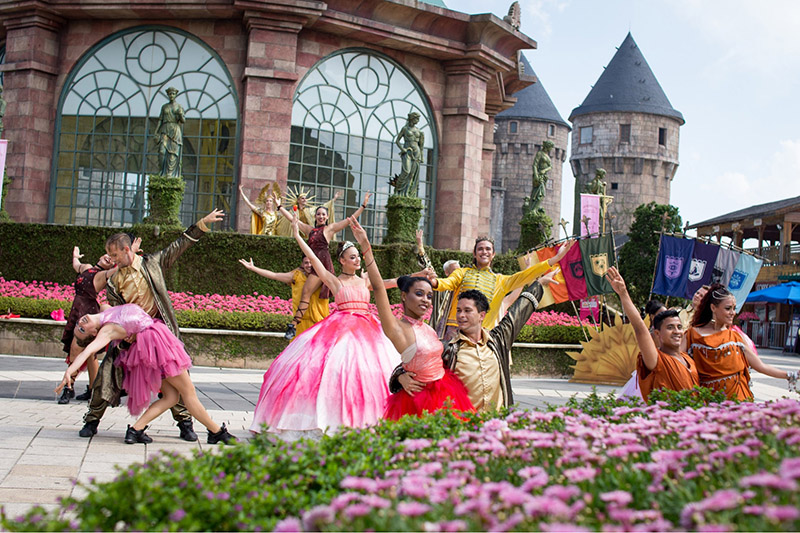 Show diễn Vũ hội Nhật Nguyệt 