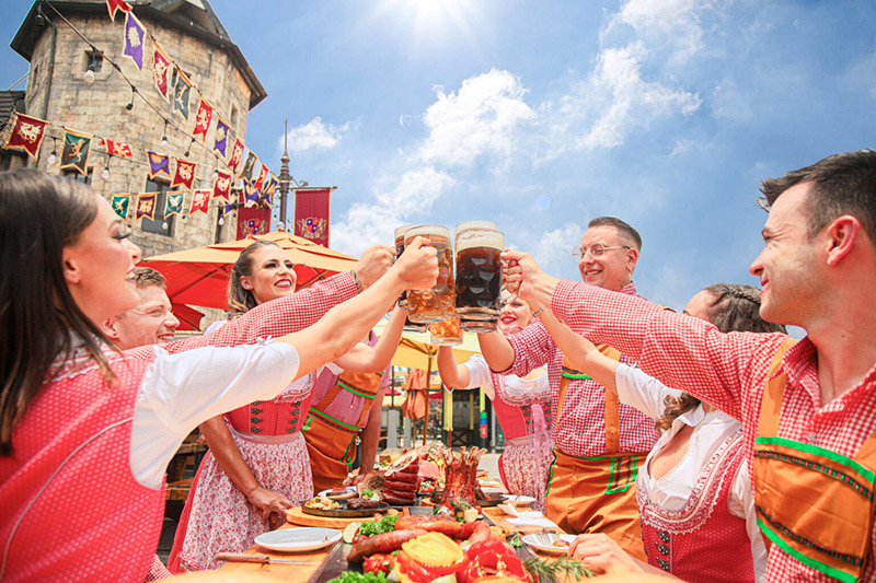 Du khách thưởng thức không gian ăn uống tại Ba Na Hills