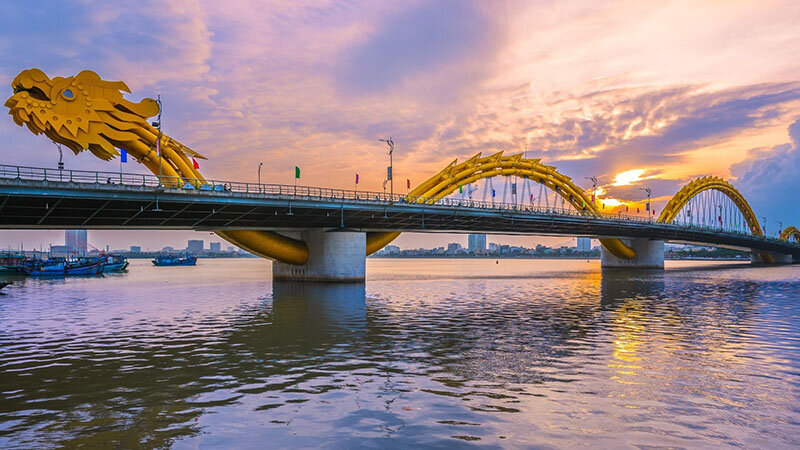 Hoàng hôn rực rỡ cùng màu vàng bắt mắt đã khiến cho tổng thể cầu Rồng nổi bật hơn bao giờ hết 
