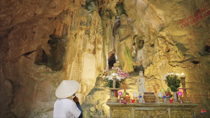 Du khách có thể đến đây để cầu an, cầu con cái (Nguồn ảnh: BongngoMario) 