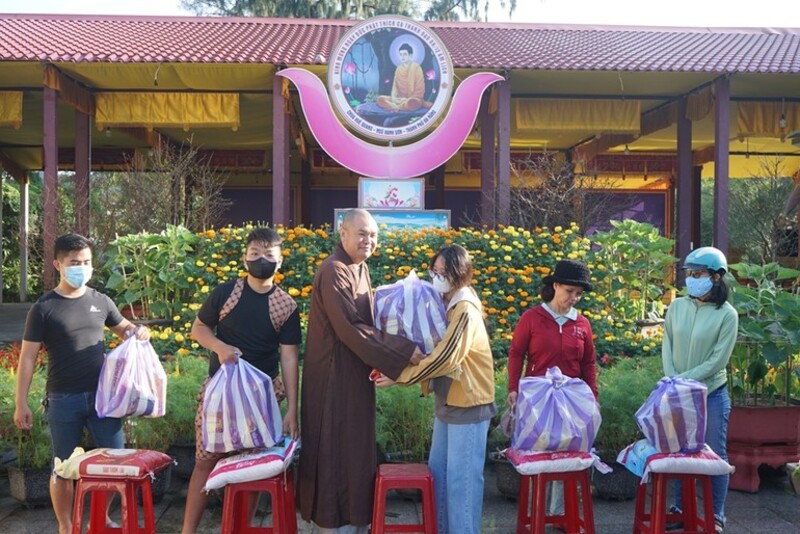Chùa Huệ Quang tổ chức chương trình hỗ trợ những hoàn cảnh khó khăn. (Nguồn ảnh: Giacngo.vn) 
