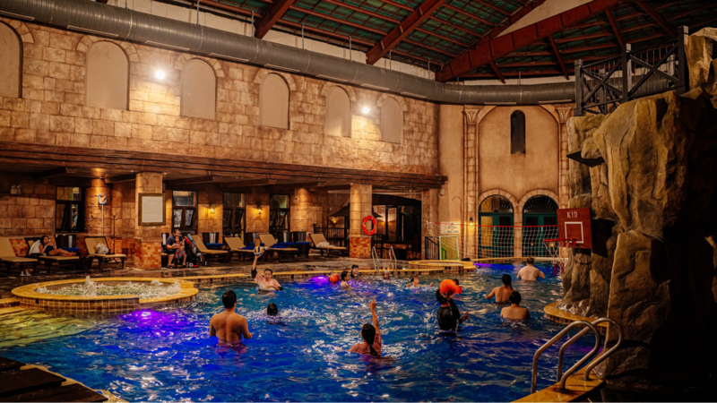 Chơi Thể Thao Trong Khu Bể Bơi La Piscine
