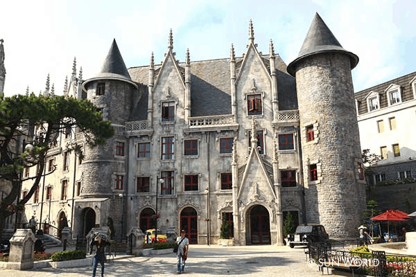 Khách sạn Mercure Danang French Village nằm tại Làng Pháp trong khu du lịch Sun World Ba Na Hills