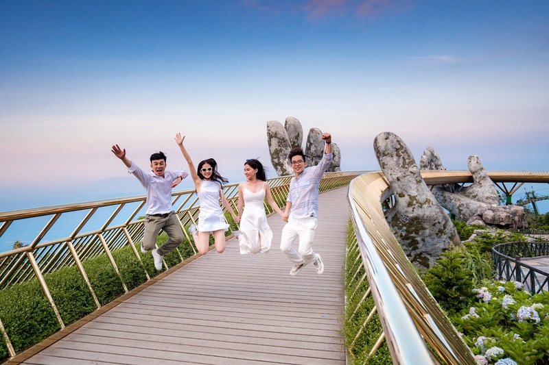Vé vào cổng và vé combo Ba Na Hills bao gồm vé cáp treo khứ hồi, tham quan cầu Vàng…