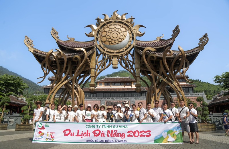 Du khách cần xuất trình vé điện tử/vé giấy khi đi qua cổng vào Sun World Ba Na Hills