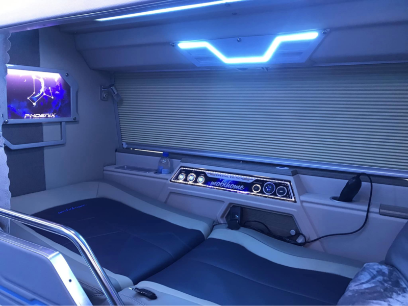 Các phòng VIP tại nhà xe Cúc Tùng được trang bị đầy đủ các thiết bị như tivi, sạc điện thoại, chăn gối, đèn,... 