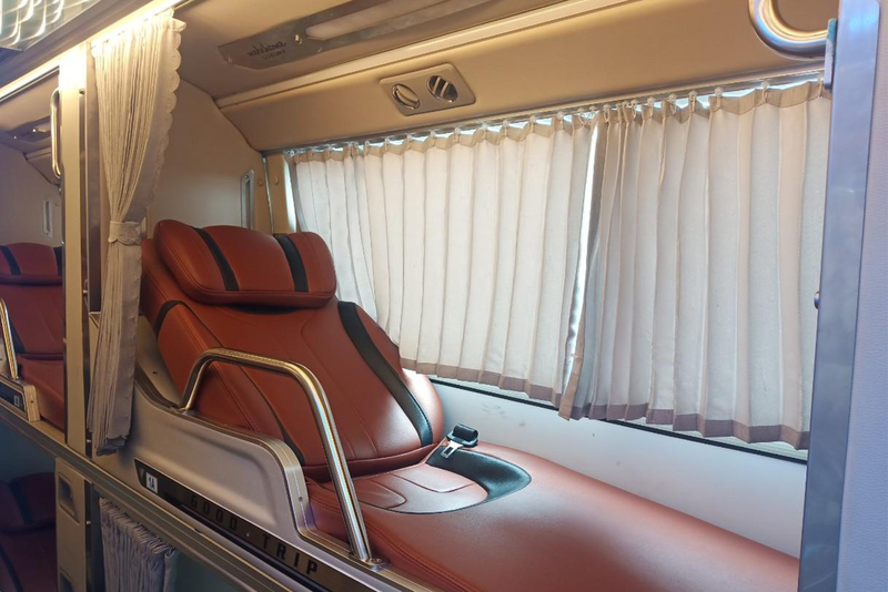 Khoang nghỉ riêng tư, có rèm che trên xe limousine Quang Hạnh 