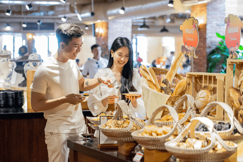 Với hình thức buffet, du khách được thoải mái lựa chọn món ăn yêu thích 