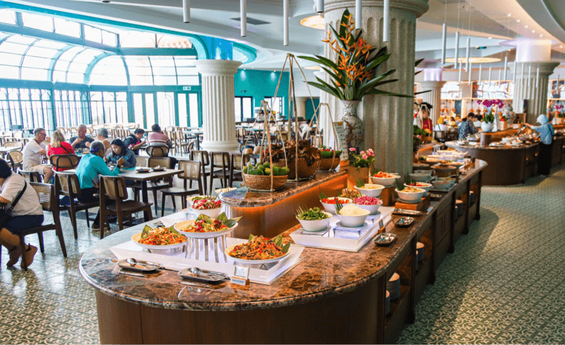 Không gian thoáng, rộng và sáng tại nhà hàng buffet Four Season trên Ba Na Hills 