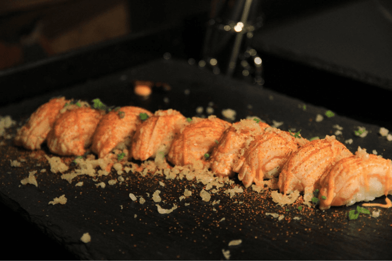 Món Nigiri tôm nướng với vị ngọt của tôm, vị chua nhẹ của cơm giấm và vị mặn của nước tương 