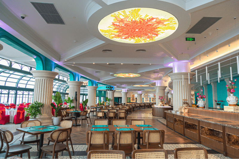 Four Season được thiết kế sang trọng với tone màu chủ đạo xanh dương cùng 3 tầng phục vụ buffet 