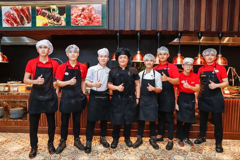 Đầu bếp Hàn Quốc sẽ là người trực tiếp chọn lựa nguyên liệu và chế biến món ăn