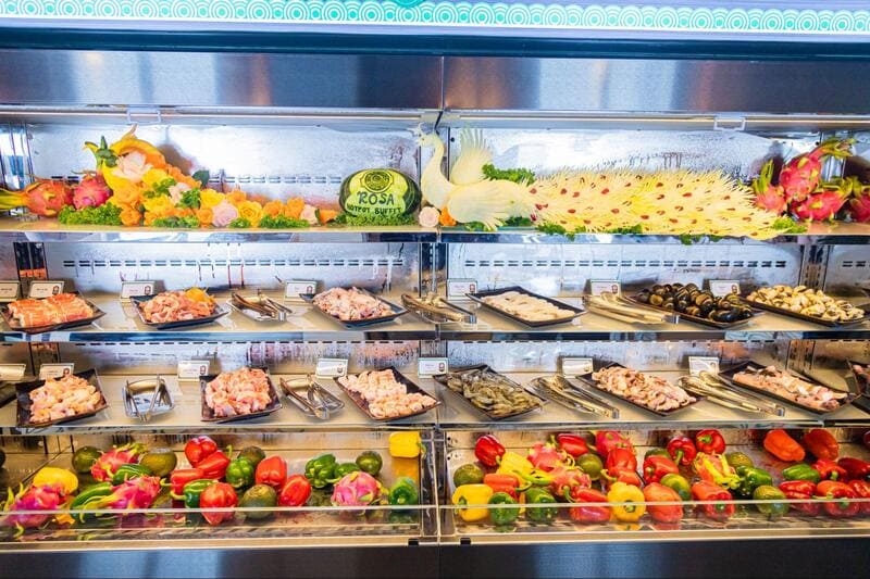 Các loại topping và món ăn được sắp xếp gọn gàng và phân theo từng tầng bắt mắt