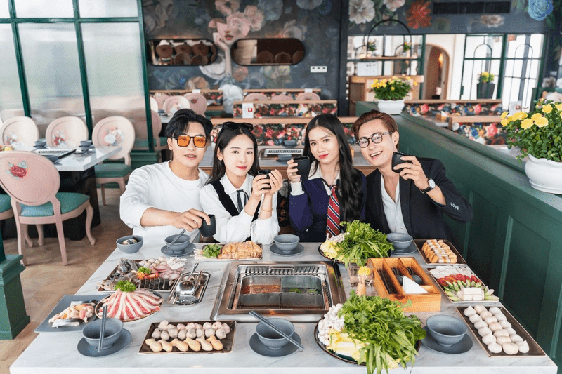 Nhà hàng có lẩu 4 ngăn và lẩu 2 ngăn phục vụ thực khách