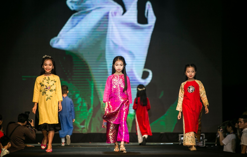 Các bạn nhỏ tự tin catwalk 