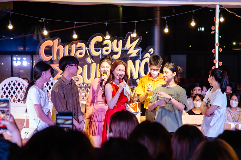 Các chương trình âm nhạc đường phố được tổ chức hàng đêm dọc công viên Biển Đông và công viên Hà Khê