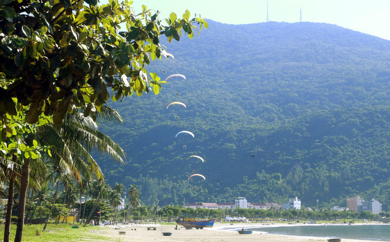 Dàn dù lượn bay trên không trung Đà Nẵng