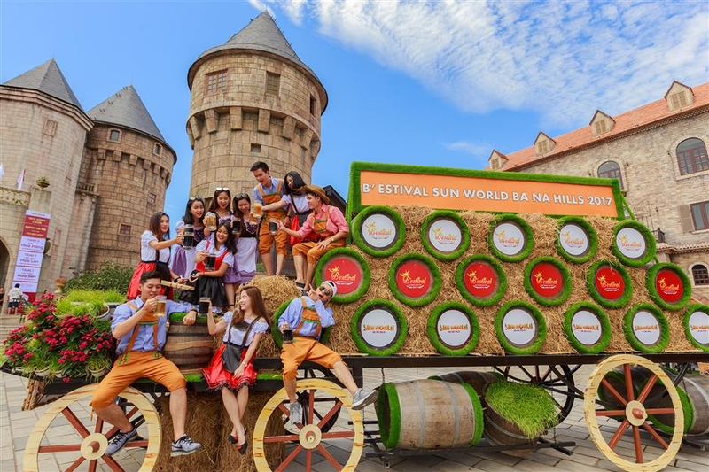 Du khách hết mình bên những ly bia Đen