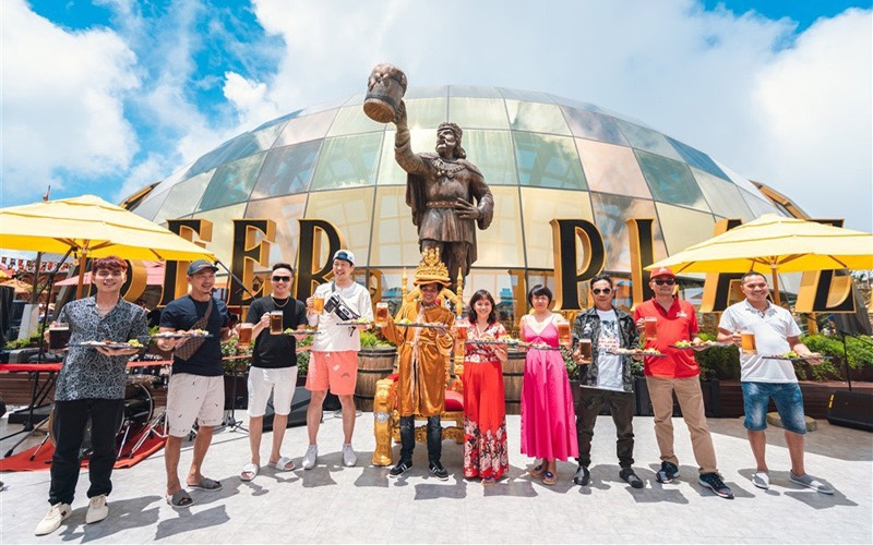 Lễ hội ẩm thực và bia B'festival được tổ chức ngay trước Beer Plaza