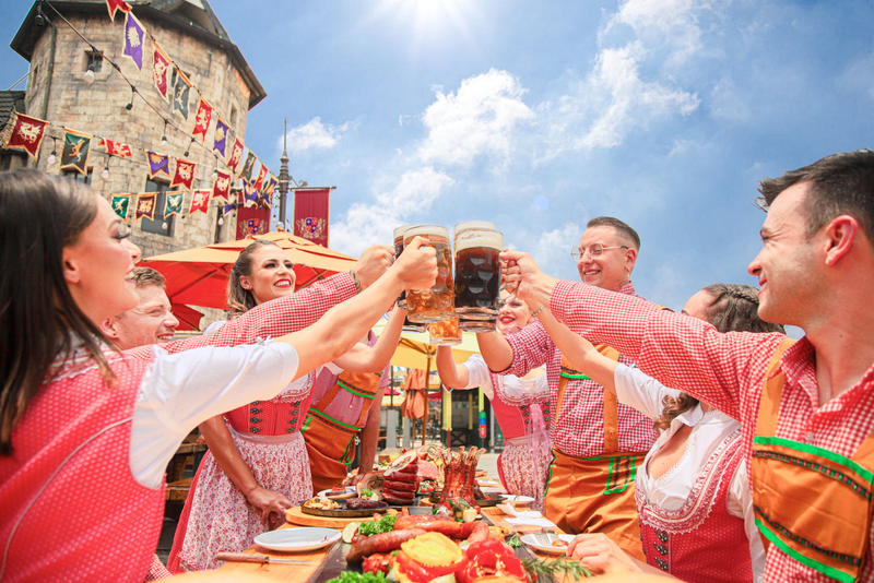 Nghệ sĩ, diễn viên Ba Na Hills mặc trang phục nông thôn Đức