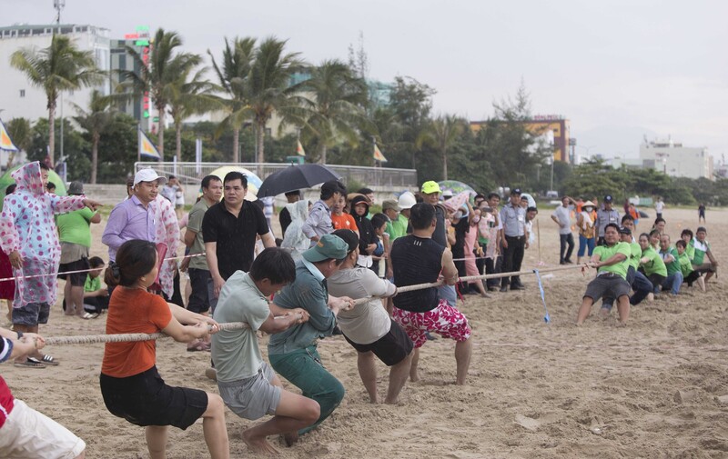 Ngư dân thi kéo co trên biển 