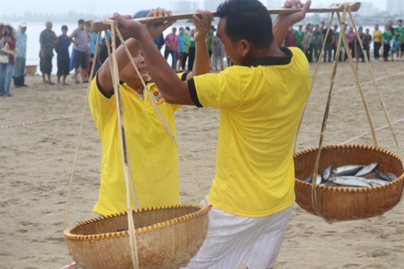Người dân hưởng ứng phần thi gánh cá 